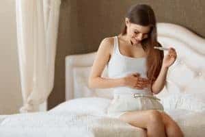 Here are the early signs of pregnancy and 13 moms share their early pregnancy symptoms